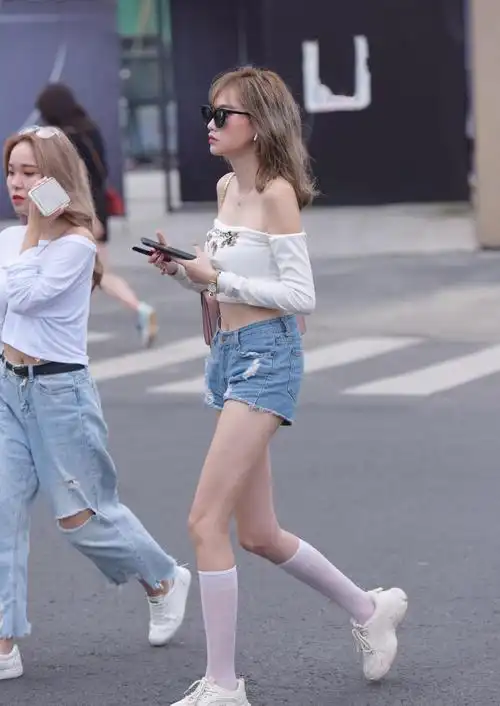 中筒袜是显长腿的神器,白色袜子搭配小白鞋,有动漫女生的可爱感