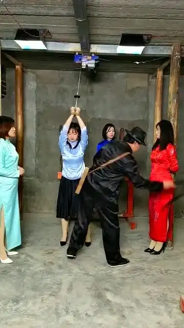拍戏现场,被绑起来的女人
