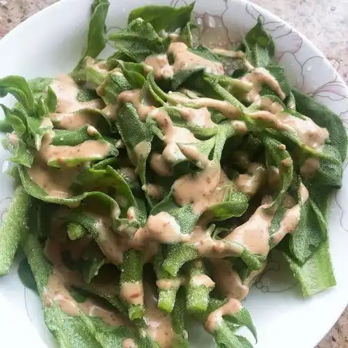 by 小胖乐乐 原料:冰草,沙拉酱. 做法步骤: 第3步,挤上沙拉酱.