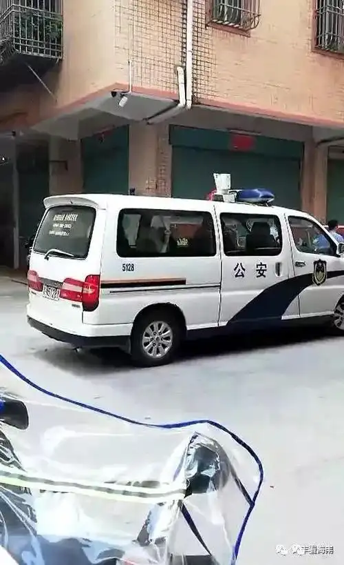 海丰多辆警车赶到带走多名男女