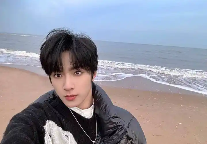 19岁刘耀文被曝恋情,女方27岁曾出演《第二十条》,公司紧急回应