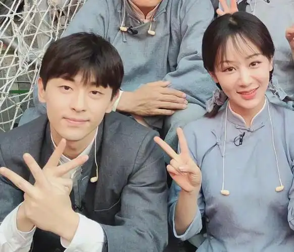 杨紫邓伦同框合照二人对镜比耶超甜我却在关注角落里的李现