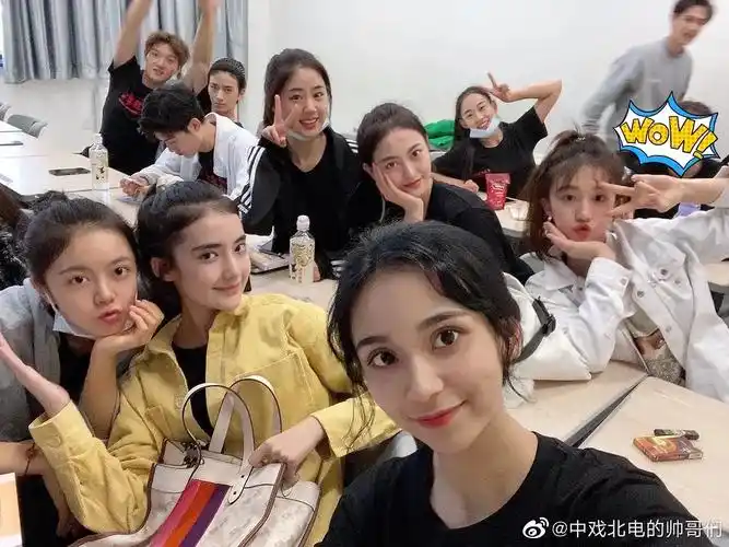 中戏北电两届明星班女生们合照从女学生到女演员宋祖儿李兰迪张子枫