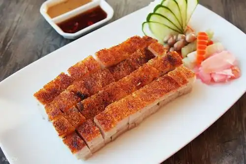 曼谷拜约克彩虹云霄酒店stella palace餐厅脆皮烧肉