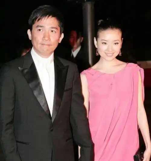 因为董洁在舞台上不错的表现,张艺谋便决定让她来担任《幸福时光》的