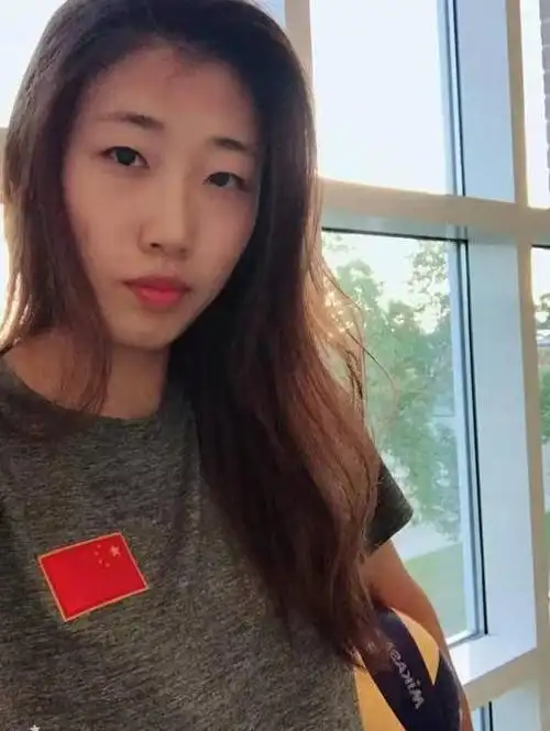 女排最性感队员刘晏含,厚嘴唇大破浪,御姐范十足