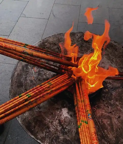 龙华寺拜一拜92祈祷92心想事成三个沙雕同一个目标97.