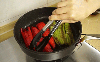 1主要食材 青红辣椒,糖,生抽,米醋. 用糖,生抽,米醋调成汁.