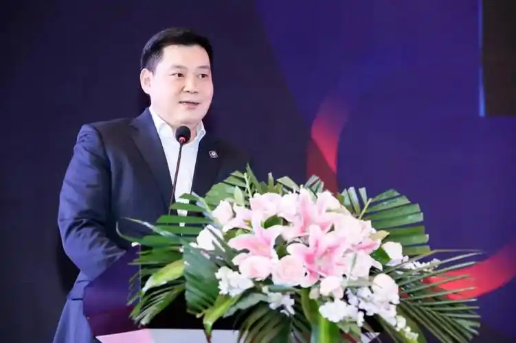 严昊出席2020胡润百富企业家峰会并作主题演讲