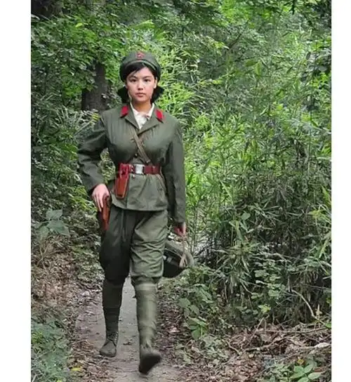 1979年,老山前线一位女兵的留影,身穿65式军服一只手里拎着头盔_网易