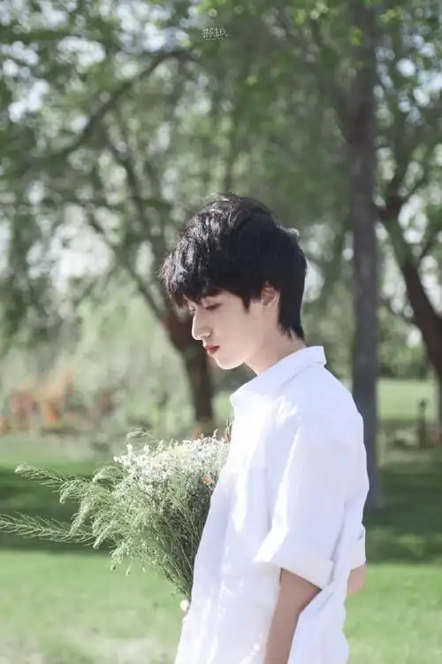 严浩翔 云程发轫万里可期#严浩翔 | 少年与花在有你的每个季节里抖