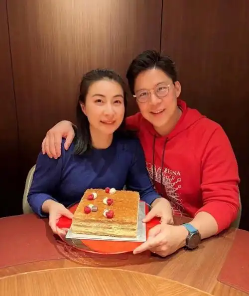 郭晶晶一家五口回内地探亲,逛故宫,爬长城心情好