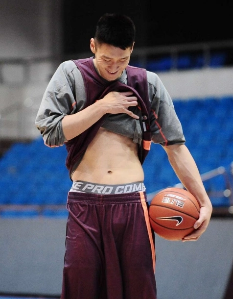 姚明的腹肌,易建联的腹肌,王治郅的腹肌,而他的腹肌就搞笑了!
