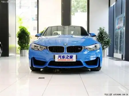 展开全部 这个是宝马m车系的标志,m是宝马的高性能车系!