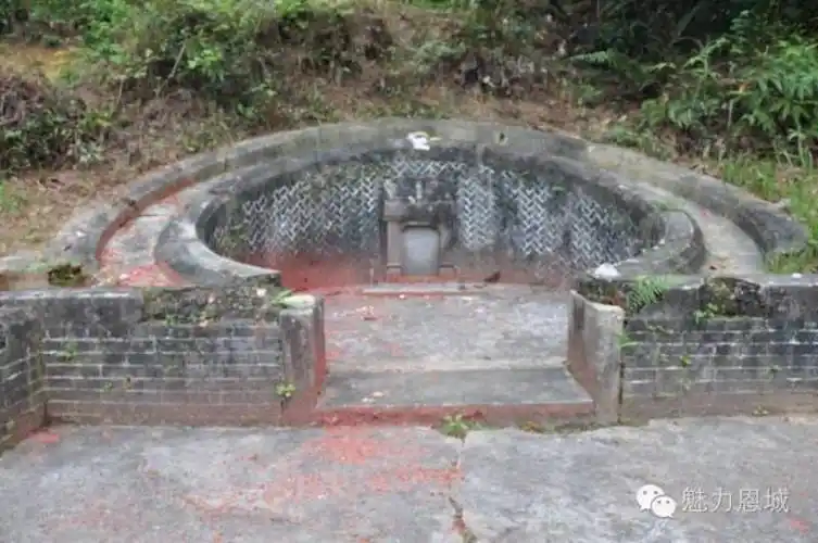 始葬于清代,光绪十三年重修.坐东北向西南,总长8.54米,总宽6.