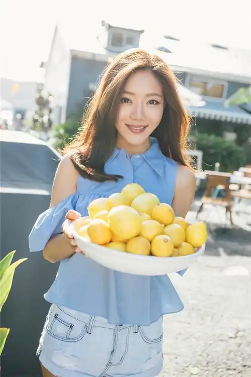 p>邓家佳,原名邓嘉,1983年5月17日出生于四川省内江市,毕业于 a