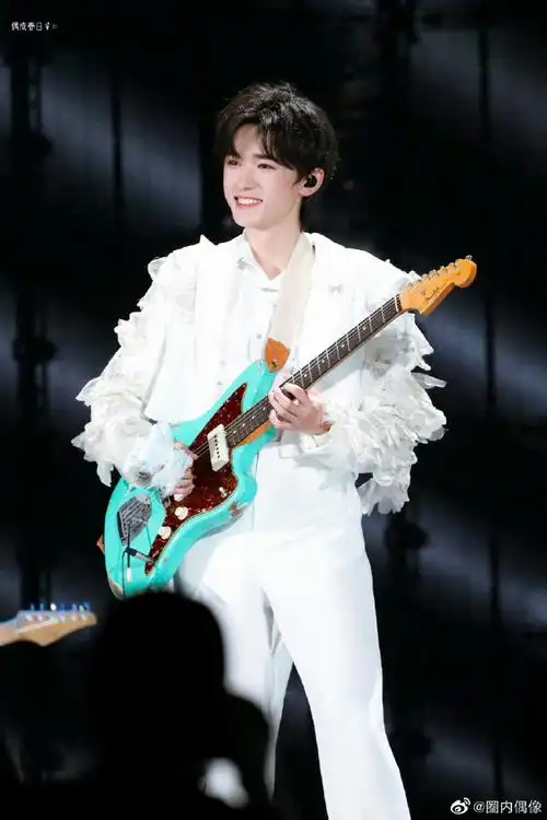 宋亚轩演唱会个人舞台照