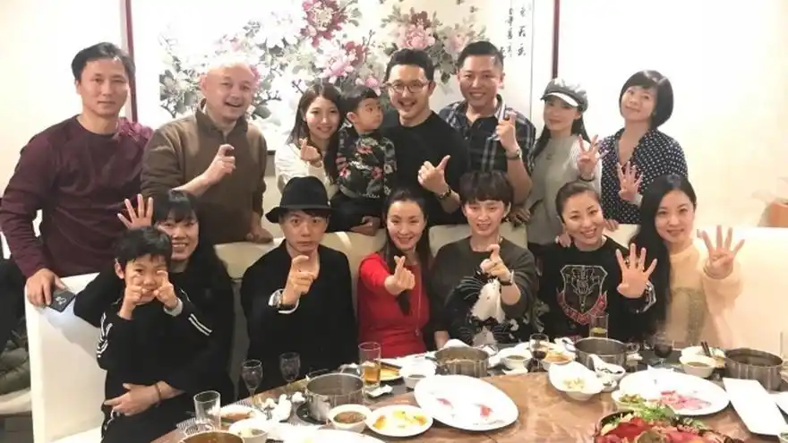 中戏94班聚会 段奕宏小陶虹24年同学再聚首