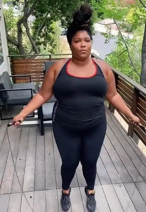 姐姐陈松伶西装穿太肿郑欣宜被笑水桶腰胖人女星回呛赢喝彩