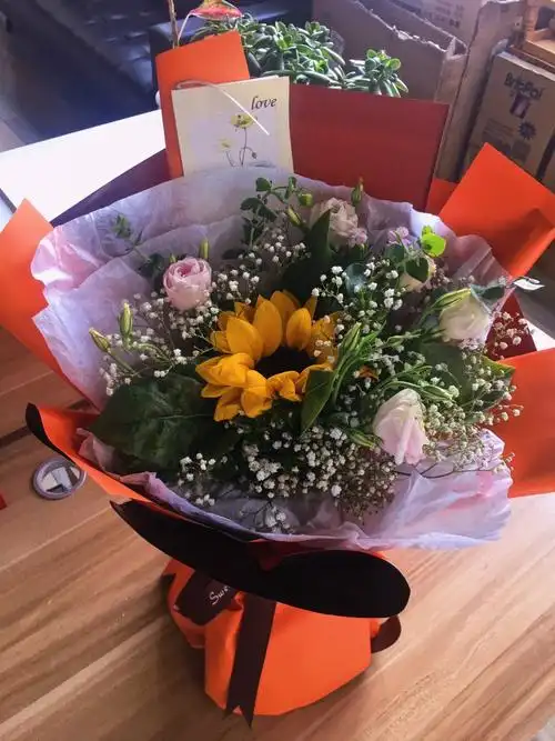 办公室送来一束花,问了一圈,没有一个女同事认领