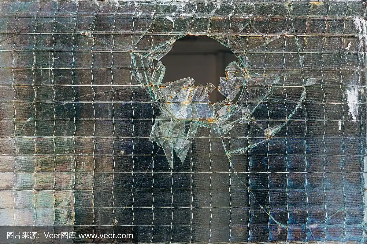 破碎的磨砂玻璃,带钢丝加固