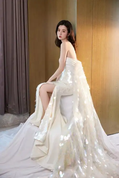 乔欣礼服波光粼粼##微博电影之夜