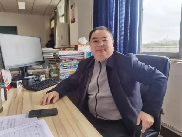 爆红博士黄国平高中班主任回应:他喜欢自学自钻 找老师解答的都是新