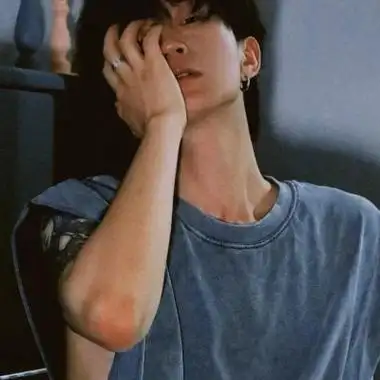 男生双手捂脸的真人头像图片