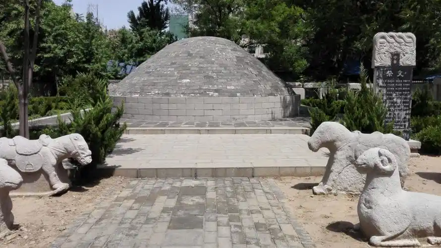 该坟墓高约3米,封土直径约5米,呈圆形,四周有多尊石羊,石马,石狮,石龟