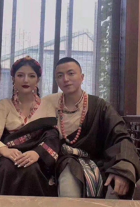 《青你2》说唱导师jonyj,看完他老婆的穿搭,哪个选手比得过?