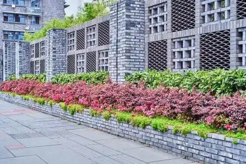 中国风的砖瓦镂空围墙