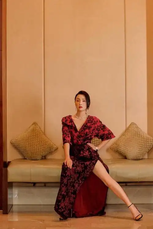 陶虹的性感搭配对于成熟女性来说,一昧的扮嫩不如尝试性感风搭配,比如