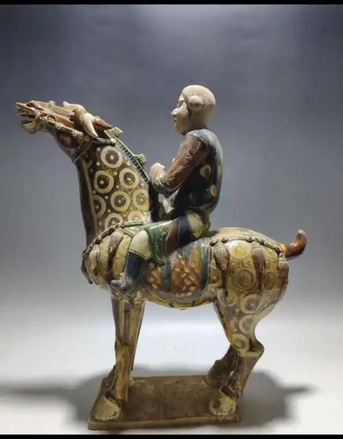 唐三彩三花马武士俑.