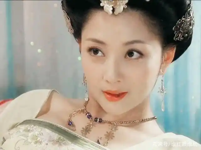 比如刘晓庆饰演的华贵娇俏的武媚娘.