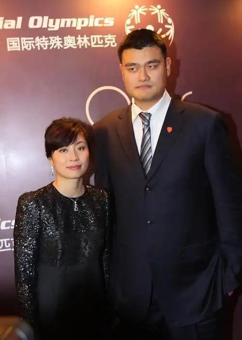 姚明家人近况43岁老婆皮肤光滑身材苗条14岁女儿身高超1米9