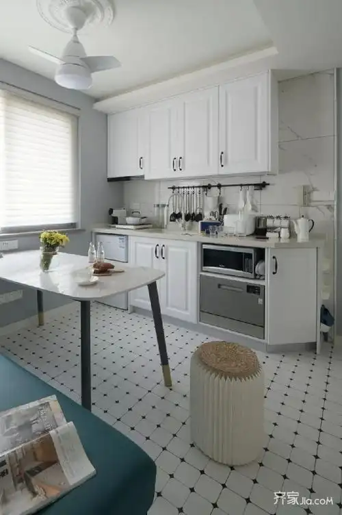 橱柜靠近门口的一侧做了斜角,  以避免进门后可能发生的碰撞.