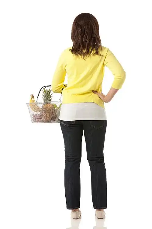 提着一篮子水果的女人图片下载