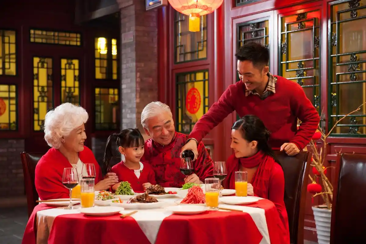 昨晚正在吃团年饭,老公的发小突然来家里,给公婆拿