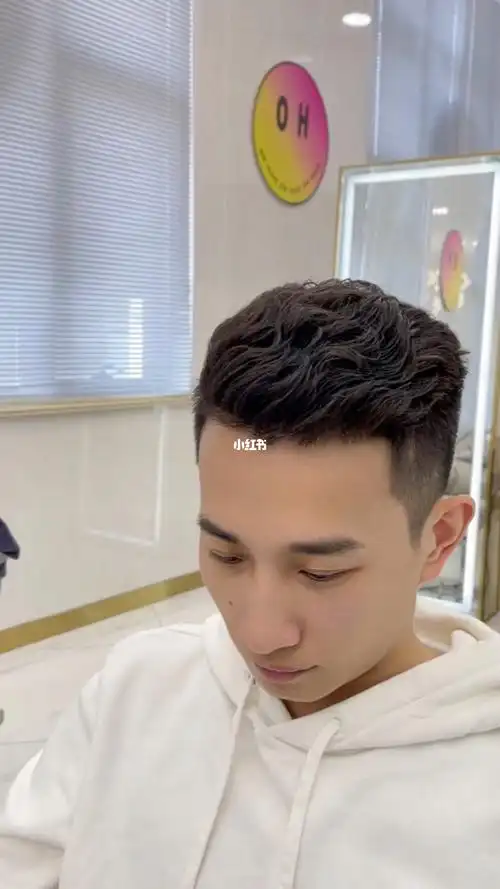 男生短发烫发  阳光帅气侧背头发型  吹干即可  无需过多打理  适合