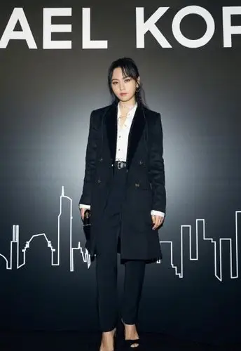 周笔畅品牌活动现场帅气西装写真