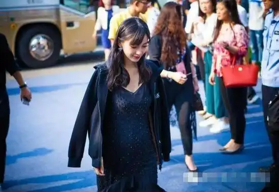 angelababy孕期肚子竟然这么大? 5个月就已经藏不住了!