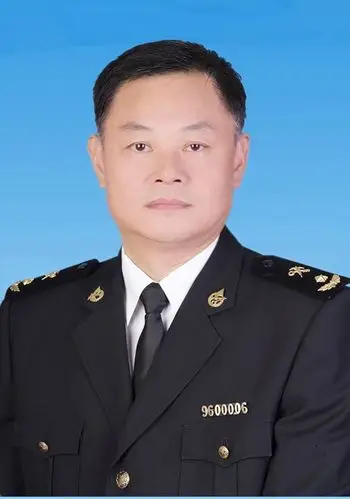 /p> p data-id="gn3eu38tfr">现任拱北海关副关长,党委委员. /p>