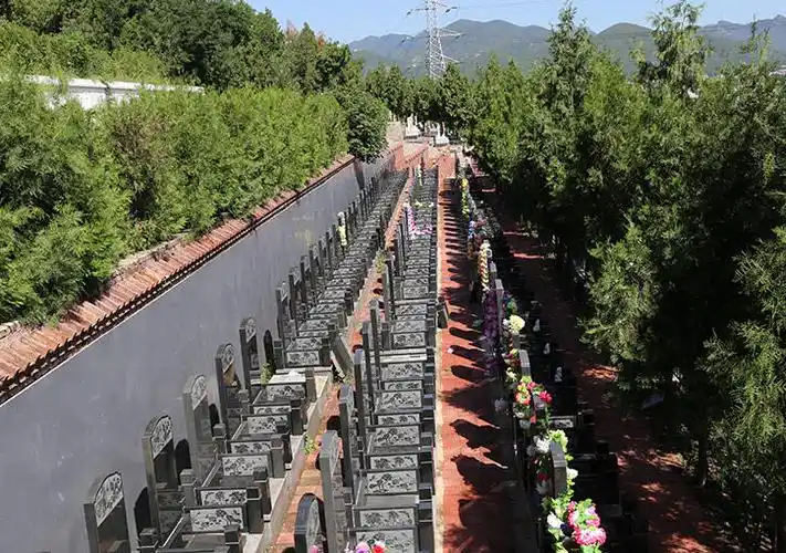 18310242694郝经理陵园简介:九里山公墓分为一二两区,坐落于北京市