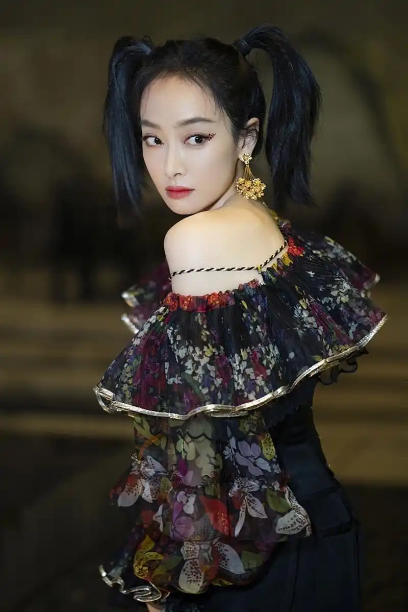 宋茜旧时光写真,俏皮双马尾,搭配黑色蕾丝,灵动又性感