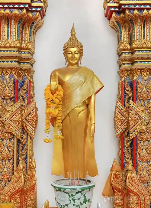 站在殿里泰国佛像的美丽