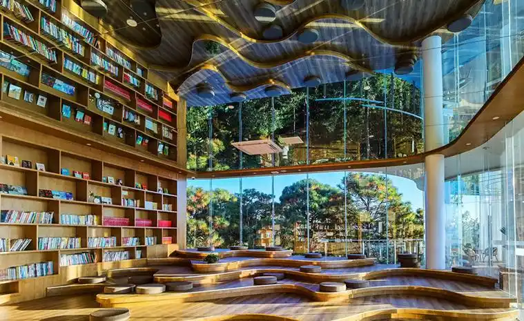 弥勒冉翁森林公园书吧.赵树龙 摄