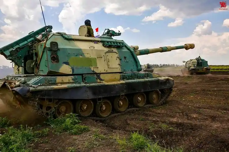 俄罗斯炮兵2s19m1自行榴弹炮实弹射击~~~-爱卡汽车网论坛