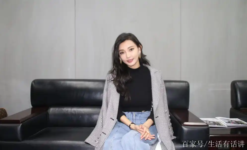 2010年,被星探推荐与香港影王朝公司签约,从而进入演艺圈 .