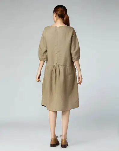 深卡其色休闲宽松百搭中袖连衣裙