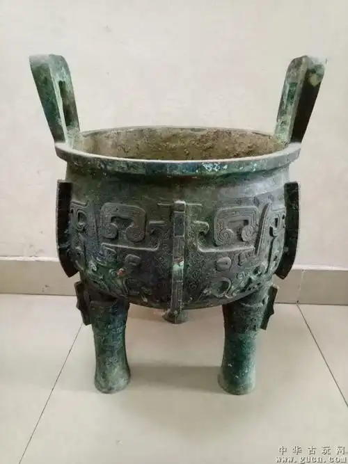 出土的商周时期做工精致大个青铜鼎